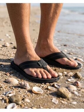 NWT REEF Element TQT Sandals Black Thong Flip Flop Bottle Opener Men's 8 Beach